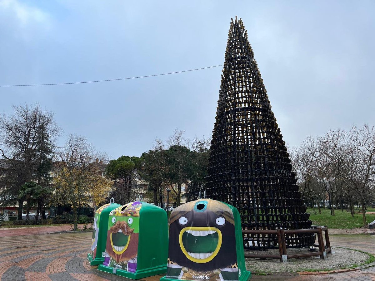 MarinaPont_'s tweet photo. ♻️ #Majadahonda es una ciudad comprometida con el reciclaje y con la economía circular. 

Este año, los vecinos hemos reciclado 1.400 toneladas de vidrio. Gracias @ecovidrio por este impresionante árbol de botellas recicladas de 10 metros de altura. https://t.co/CUrqJ1ZCHq
