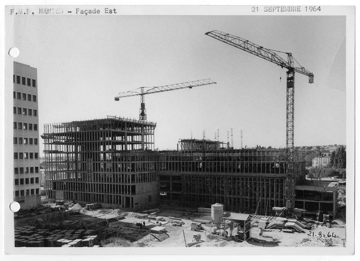 NantesUniv's tweet photo. #JeudiArchives La Faculté de médecine et de pharmacie de Nantes en 1964 et 1965.

➡️ Jusqu'au 28 février 2023, profitez de l'exposition "Bâtir l’Université" pour découvrir les étapes clés de sa construction : https://t.co/QTIuaDvKj8 https://t.co/oFgNvqHkKQ