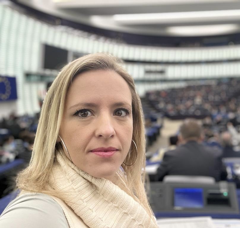 SardoneSilvia's tweet photo. 🔴 SINISTRA DICE NO A COMMISSIONE D’INCHIESTA SU QATAR. CHE VERGOGNA! 
In plenaria a Strasburgo per le votazioni: la maggioranza ha bocciato la richiesta di una commissione di inchiesta per indagare sulle responsabilità politiche sul #Qatar Gate. Vogliono nascondere lo scandalo? https://t.co/CEyw9SHSHs
