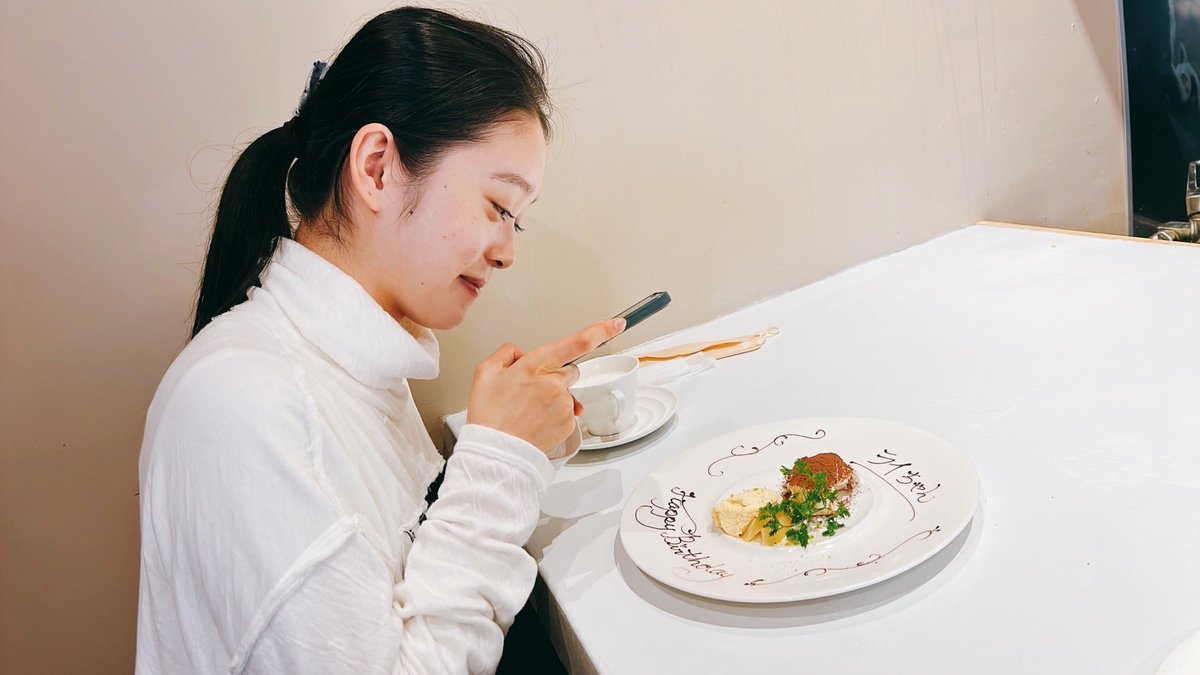 takaishi__akari's tweet photo. 平祐奈さんとご飯に行ってきました。
そこでなんと「ライちゃん Happy Birthday」と書かれたデザートとプレゼントを頂きました。嬉しさのあまり声が出ませんでした、、
もう少しで20歳。
平さんは、私の憧れです。憧れの人目指して頑張ります。
(“ライちゃん”と呼ばれていることがバレてしまいました) https://t.co/H9M4EzQs4f