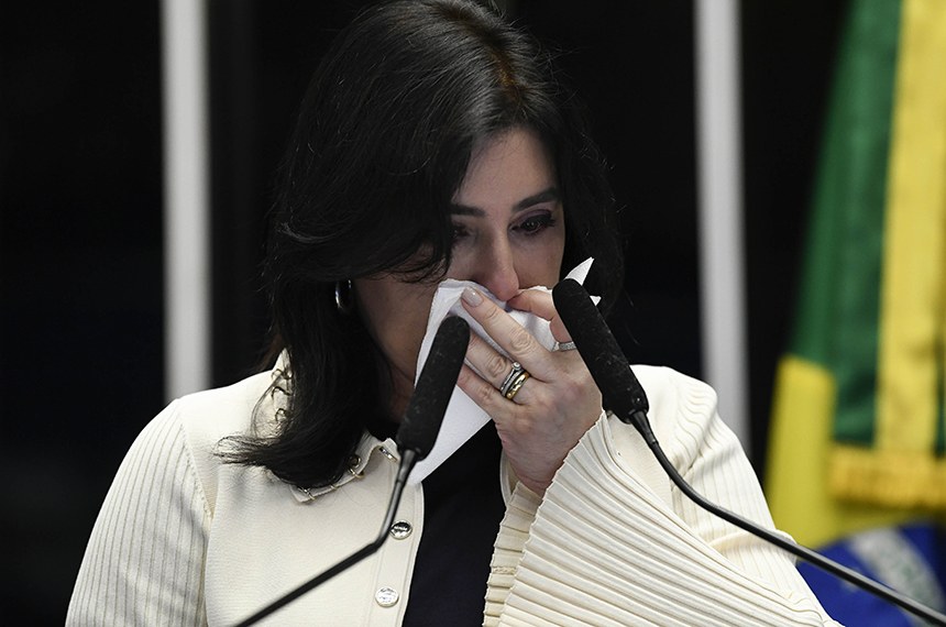SenadoFederal's tweet photo. Em discurso de despedida do Senado, a senadora @simonetebetbr defendeu o regime democrático, a participação ativa da mulher na vida pública e cobrou melhorias nas condições de vida dos brasileiros de todas as regiões do país. https://t.co/fKDB9BstM0 https://t.co/5a64nudLfx