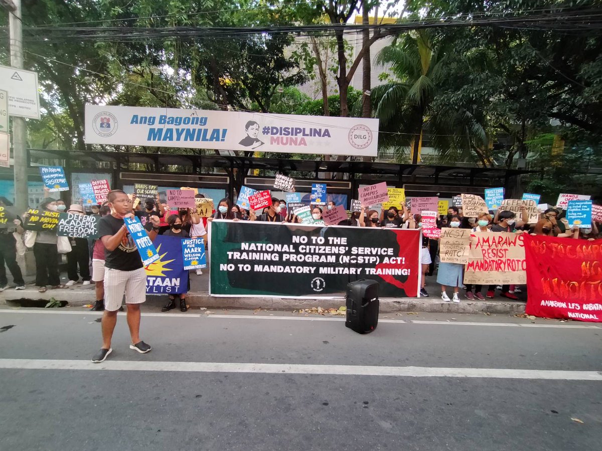 anakbayan_ph's tweet photo. TINGNAN: Sa pagratsada ng NCSTP Bill o Mandatory ROTC at Maharlika Investment Fund kaninang hapon, nagmartsa ang mga kabataan mula UST hanggang FEU bilang pagkondena sa kawalang-hiya ng rehimeng Marcos II!

#NoToMandatoryROTC 
#NoToMaharlikaFund
#DefendAcademicFreedom https://t.co/mJe7scElwK