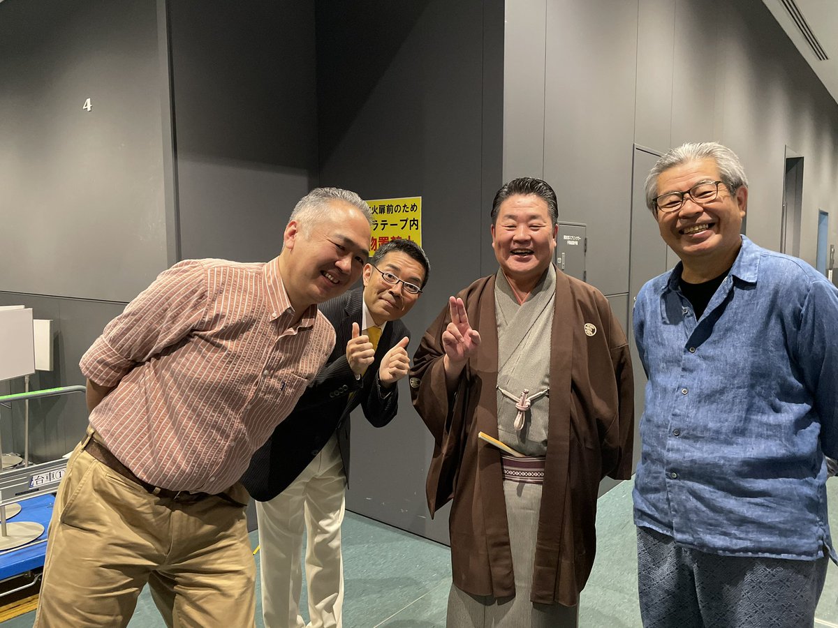 officePUKUPUKU's tweet photo. 11日霞ヶ関イイノホールで第二回
立川生志の番。ロビー入り口にはクリスマスツリー🎄
雲水くん、志の輔師匠、ゲストの江戸家小猫さんとブーが高座に上がる直前に慌ただしく記念撮影！
来春、猫八襲名の小猫さんおめでとうございます㊗️ブーはヌーが好き❣️

立川生志 https://t.co/5LZp7ojW6T