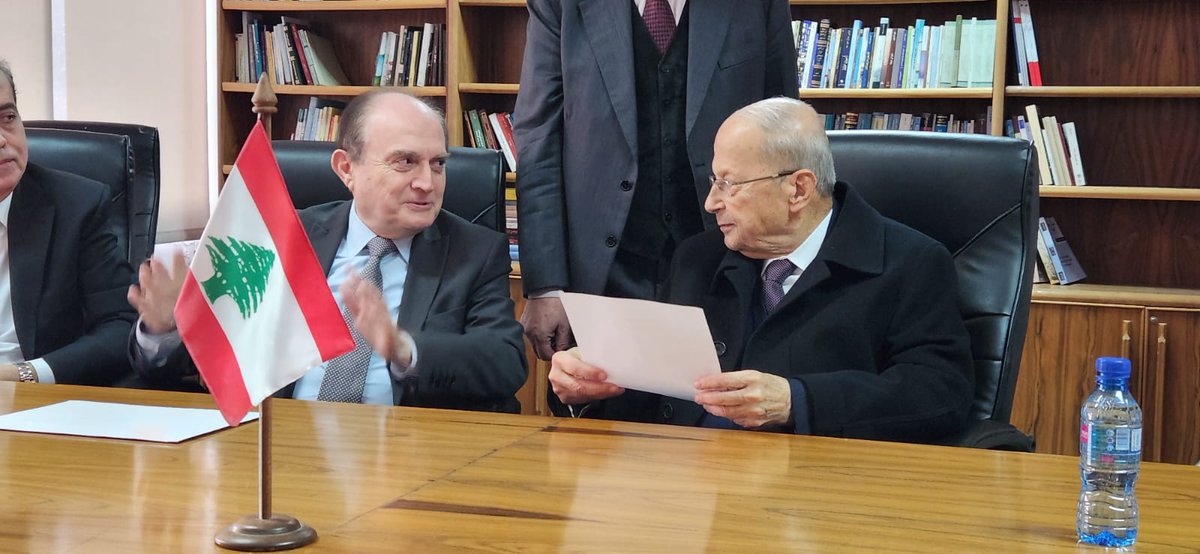 General_Aoun's tweet photo. زار الرئيس عون مقر الهيئة الوطنية لمكافحة الفساد وسلّم رئيسَها القاضي كلود كرم، بحضور أعضاء اللجنة، تصريحاً عن "الذمة المالية والمصالح في لبنان والخارج"، استناداً إلى القانون الرقم  ١٨٩ / ٢٠٢٠ (الإثراء غير المشروع) https://t.co/FMOJSvKnC3