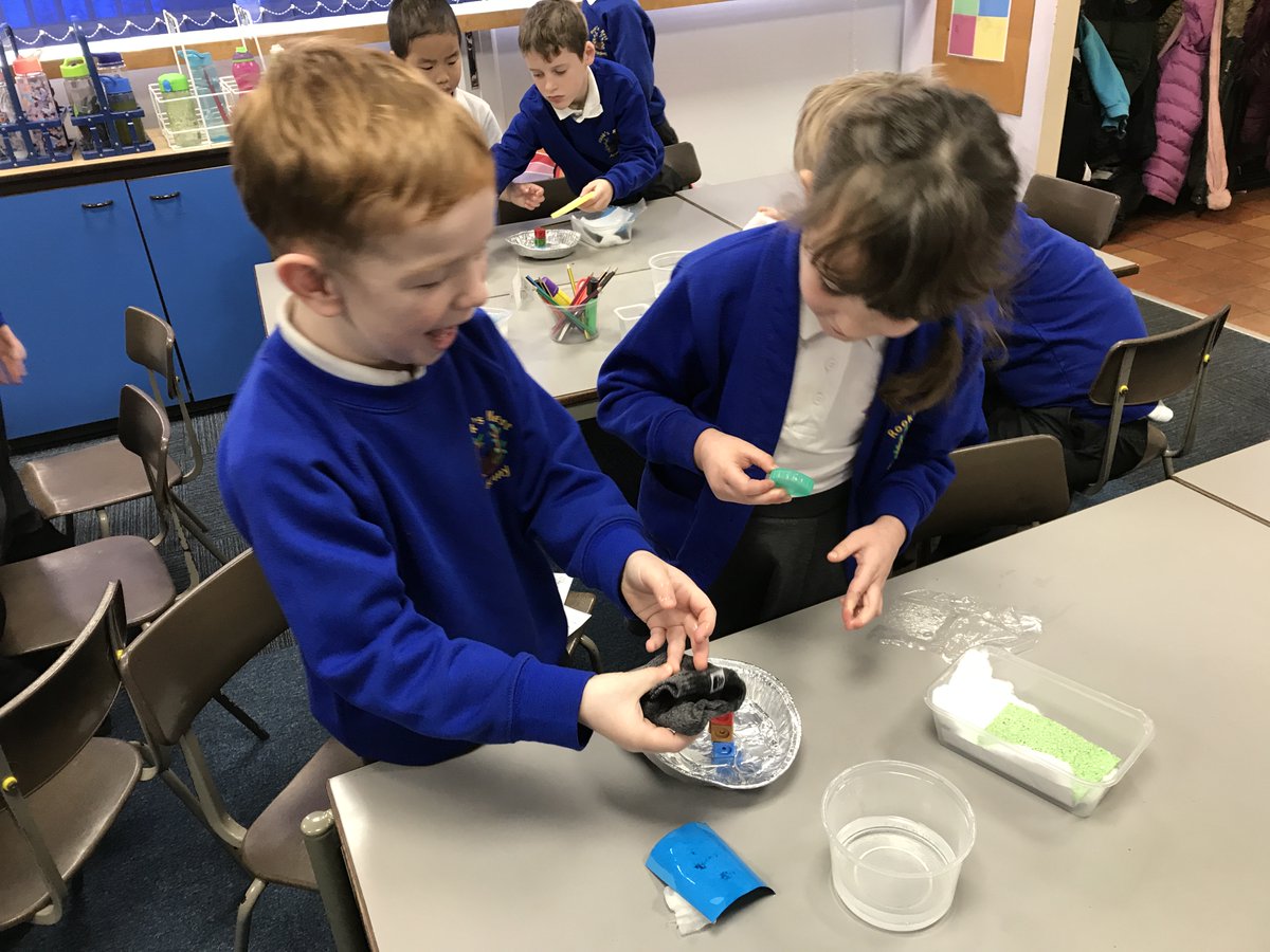 RNAMrsMilfull's tweet photo. Year 1 and 2 have been investigating which material might make the best umbrella this morning. We used a range of materials and concluded that whilst tin foil was good at waterproofing, it was not the best umbrella. Plastic got the most votes. https://t.co/OSZHg7ahbd