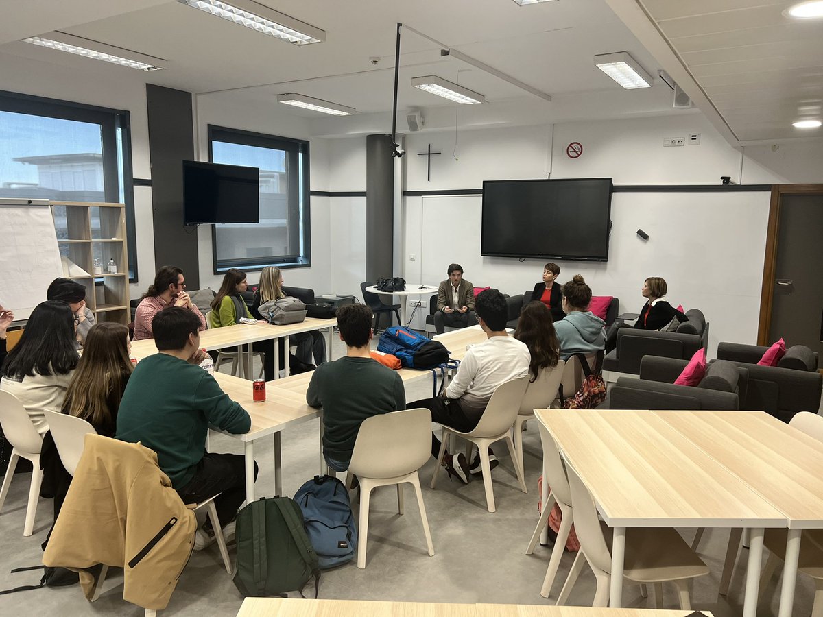 uchceu's tweet photo. Los estudiantes de #Derecho reciben hoy una de las charlas del Programa de Intensificación de #Oposiciones, aprendiendo de profesionales sin salir del aula. Hoy tenemos a Javier Sapena y a @Amparo_S_L, todo un lujo https://t.co/K5rSZMjpTL