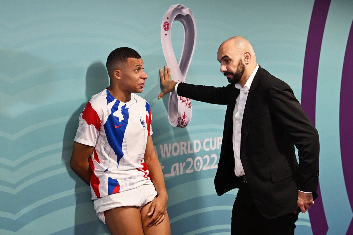 lnstantFoot's tweet photo. Walid Regragui : « Moi j’aime bien le petit Mbappé. Ça me ferait plaisir qu’il gagne la Coupe du monde, il se rapprocherait de ce qu’a fait Pelé. On aimerait bien qu’il gagne pour qu’on puisse dire qu’on a perdu contre le champion du monde aussi. » 😂🏆

(🗣️ CP) https://t.co/BIkS8IV4JY