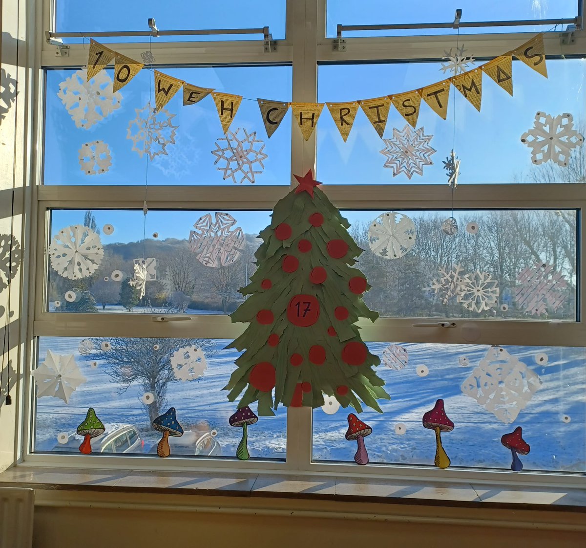 TheCryptSchool's tweet photo. Lots of the form rooms have taken part in the House advent calendar competition decorating their windows and rooms! School is feeling very festive, especially with the wintery weather ❄️⛄🎄 #CryptChristmas https://t.co/4oMcFSREQG