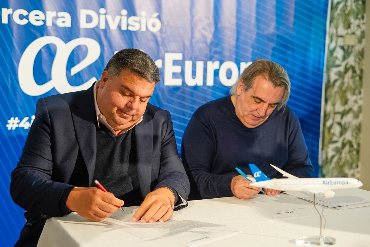 FFIB_oficial's tweet photo. 🤝 Presentación oficial de la nueva '𝐋𝐢𝐠𝐚 𝐓𝐞𝐫𝐜𝐞𝐫𝐚 𝐃𝐢𝐯𝐢𝐬𝐢𝐨́𝐧 𝐀𝐢𝐫 𝐄𝐮𝐫𝐨𝐩𝐚' @AirEuropa 

ℹ️ https://t.co/FWdFg2PwSa

#4Iles1Futbol https://t.co/kLMrxydMug