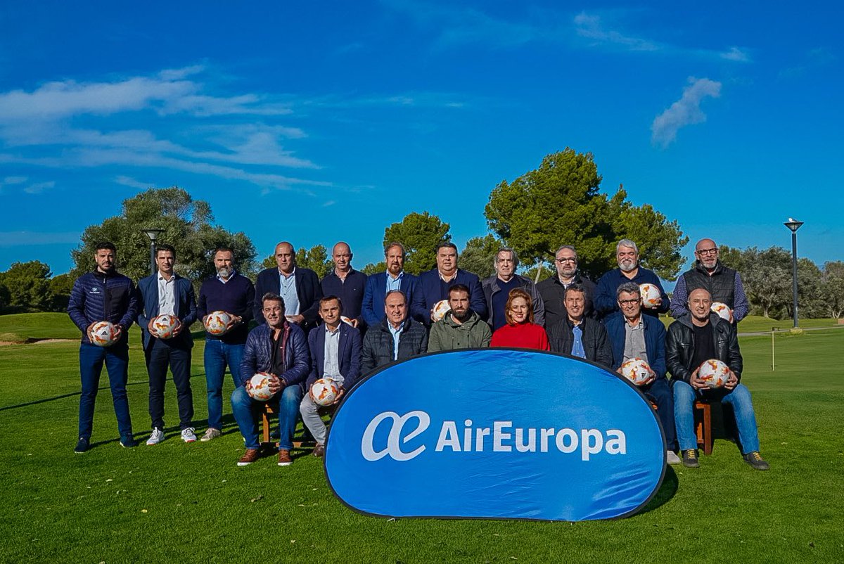 FFIB_oficial's tweet photo. 🤝 Presentación oficial de la nueva '𝐋𝐢𝐠𝐚 𝐓𝐞𝐫𝐜𝐞𝐫𝐚 𝐃𝐢𝐯𝐢𝐬𝐢𝐨́𝐧 𝐀𝐢𝐫 𝐄𝐮𝐫𝐨𝐩𝐚' @AirEuropa 

ℹ️ https://t.co/FWdFg2PwSa

#4Iles1Futbol https://t.co/kLMrxydMug
