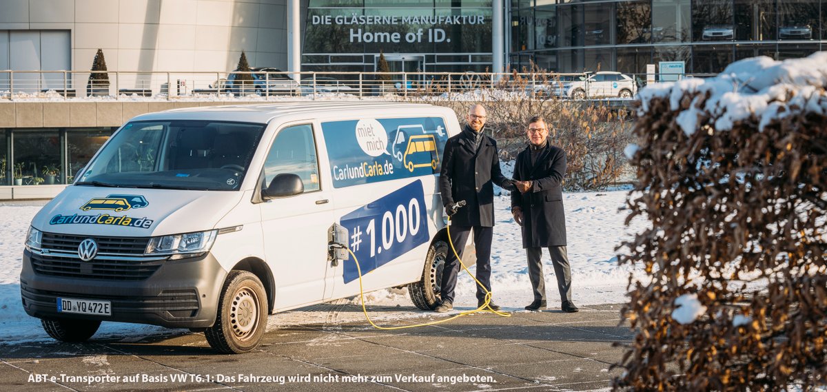 WOW: Heute hat das Dresdner Start-up <a href="/CarlundCarlade/">CarlundCarla.de</a> in der #VW #GläserneManufaktur #Dresden das deutschlandweit 1.000 Fahrzeug eingeflottet. Thomas Edig (r.), Geschäftsführer #VWSachsen, übergab symbolisch den Schlüssel für den vollelektrischen ABT e-Transporter. #Volkswagen