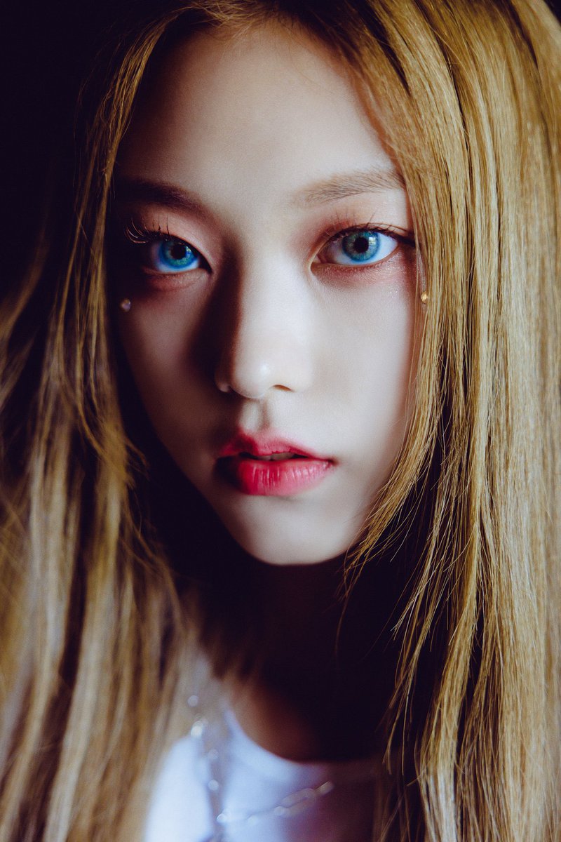 lovablDea's tweet photo. 해린 입덕 시 꼭 저장해야하는 사진 타래 🐱📸 https://t.co/ydGONp3rHD