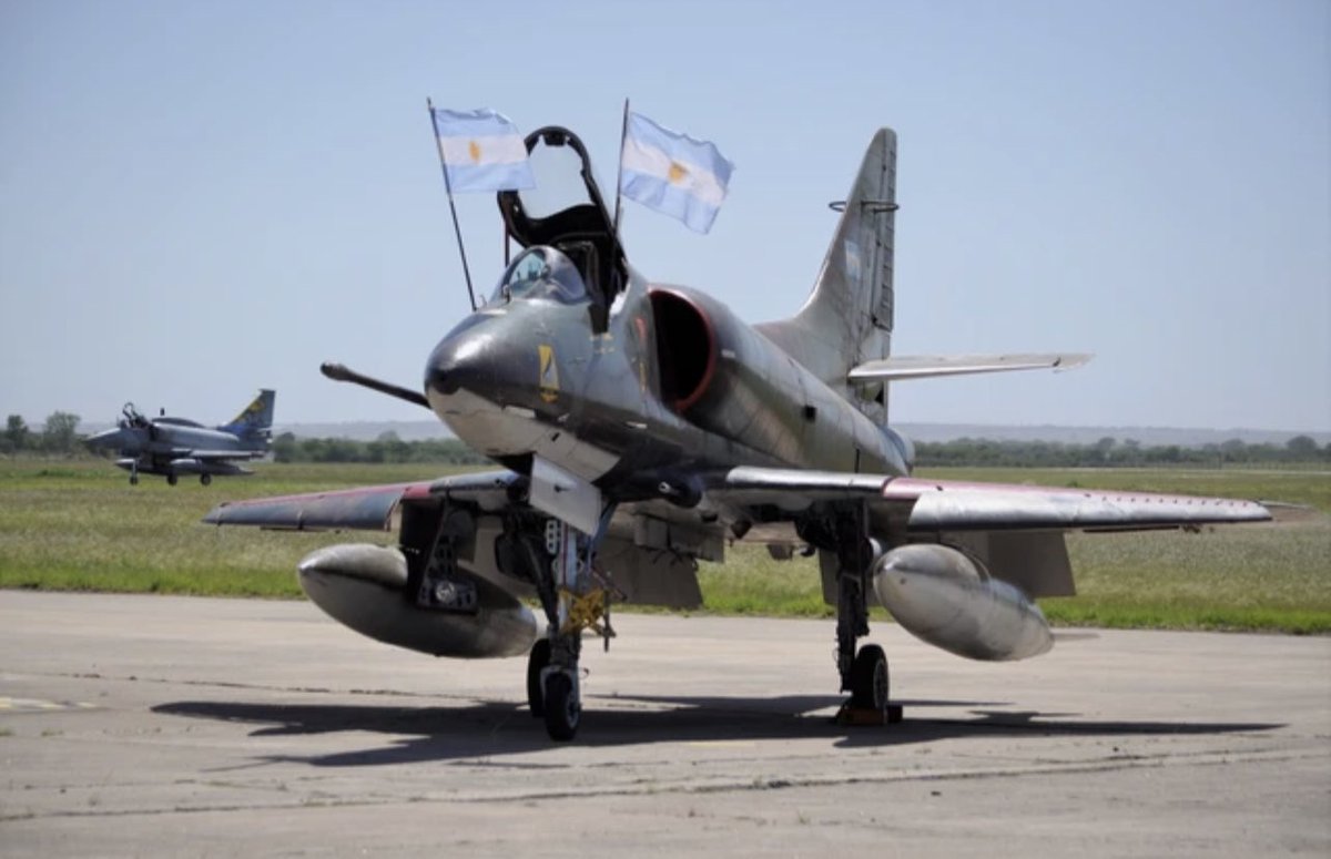 PucaraDefensa's tweet photo. 25 años del #A4AR #Fightinghawk en la @FuerzaAerea_Arg 
@Gonfox79 #oa4ar #fighter #caza #combatplanes #aniversario #Vbrigada #faa #skyhawk #a4skyhawk 

https://t.co/tjl21bBAox https://t.co/VYuxMFKkWL