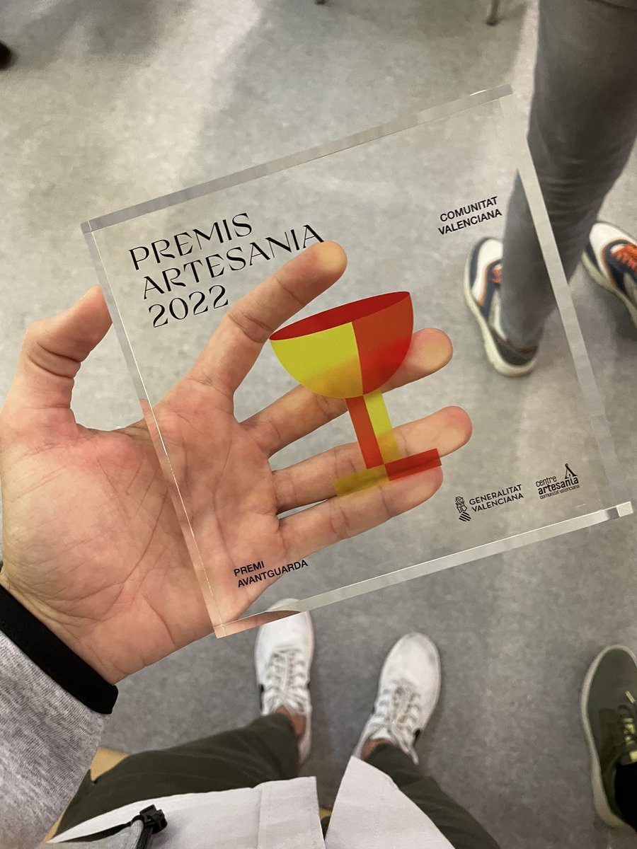Adrián Salvador Candela <a href="/AdrianSalvador/">Adrián Salvador</a>, director creativo de Estudio Savage, acaba de recibir el Premio Artesanía CV 2022 en la categoría de vanguardia. Gracias <a href="/rafacliment_/">Rafa Climent</a> <a href="/GVAartesania/">Centre Artesania CV</a> y a todos los miembros del jurado y enhorabuena a todos los finalistas 🤍