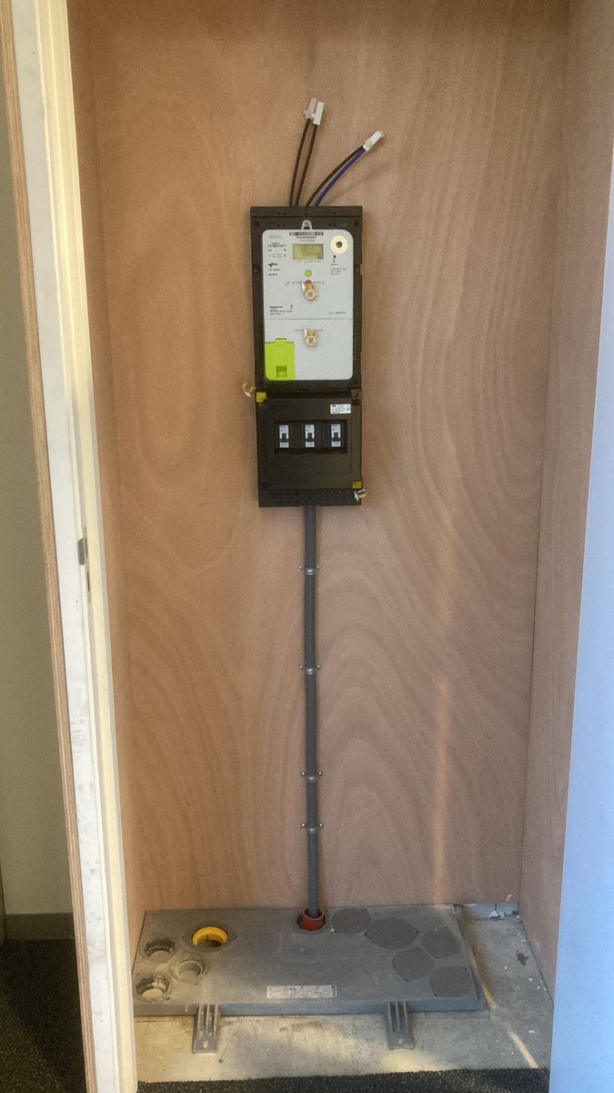 InfoEmec's tweet image. Er wordt hard gewerkt bij Gymzaal 't Uulke in Ulestraten! Hier wordt, met behulp van werkzaamheden van Beaujean, de vijfde zonnecentrale van EMEC gerealiseerd.