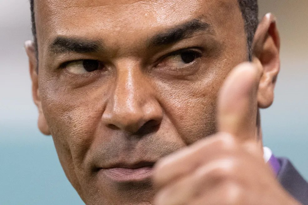 geglobo's tweet photo. Cafu falou sobre seus preferidos para assumirem o comando da Seleção: "Eu daria uma chance para um jovem brasileiro para que pudesse mostrar seu trabalho e seu talento na seleção brasileira, Rogério Ceni e Fernando Diniz são dois bons nomes" #genacopa https://t.co/oF4MsTMd0E