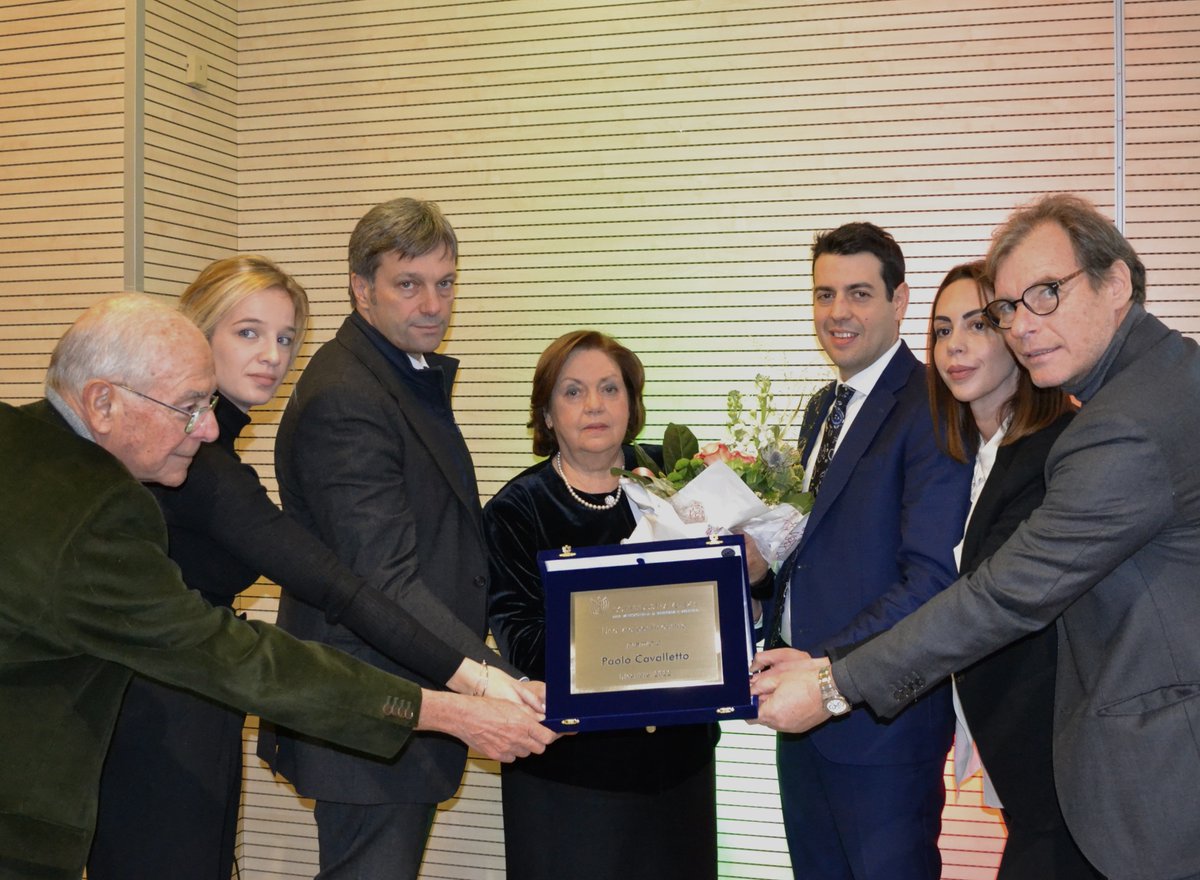 Il Pres. Confindustria Venezia <a href="/VMarinese/">vincenzo marinese</a> ha consegnato il Premio Una vita per l’Industria, promosso dal Gruppo Seniores, alla memoria di Paolo Cavalletto

#GiorgioBorin #LauraFerraresso <a href="/matteozoppas/">Matteo Zoppas</a> #RobertaMarigo #AndreaCavalletto #SilviaCavalletto

🔎 bit.ly/3BCDyG2