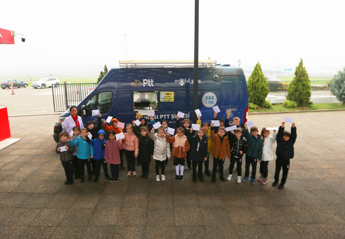PTT Mobil Şubesi bugün okulumuzdaydı. İletişim ve haberleşme teması kapsamında ilkokul öğrencilerimiz, yeni yıl için iyi dileklerini kaleme aldıkları mektuplarını PTT Mobil Şubesi aracılığı ile sevdiklerine gönderdiler. 📨#TEDEdirneKoleji