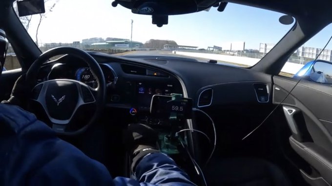 ドライバーはウェットにビビってる腰抜けだけど、ヌルいコーナリングしてもこんなに引っ張れるコルベットは最高です() 