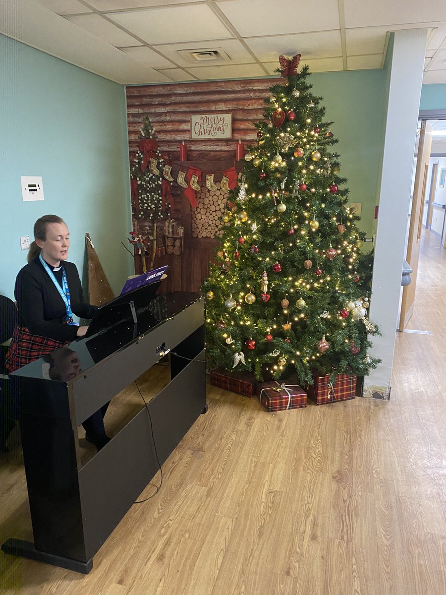 LauratomkinsB's tweet photo. We wish you a very Merry Brooker Christmas and a Happy New Year from all of us❤️🎅 🎄 #ChristmasCarol #OT #christmas #spreadingchristmascheer @Mersey_Care @JR_MerseyCare @OT_EmmaB @LauraSpooner796 @katiemadden95 @BethFawcett68 @Shelly40588788 https://t.co/gtMZ6Ms6QP