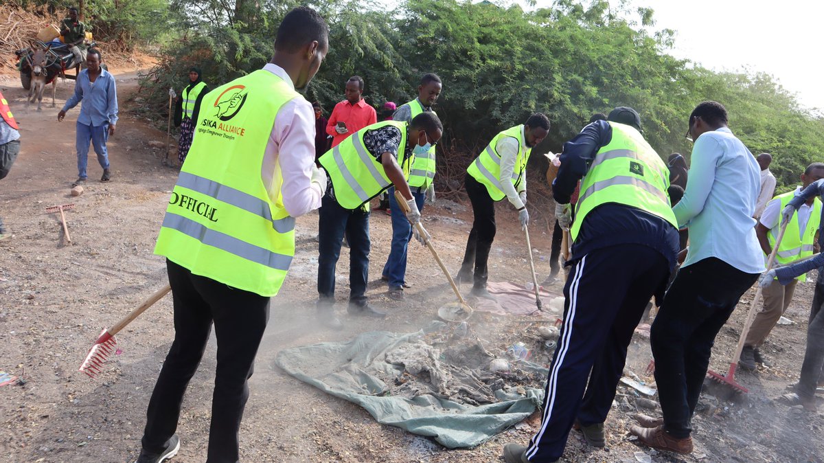 Husika_Alliance's tweet photo. 🚨BUILDING RESILIENCE FOR A SUSTAINABLE FUTURE ! 🚨
Mandera county Climate action campaign.
@Mandera_cgvt ,@KeForestService, @cookswelljikos- SeedballsKenya #ClimateActionCampaign https://t.co/z9o3oTYdJs