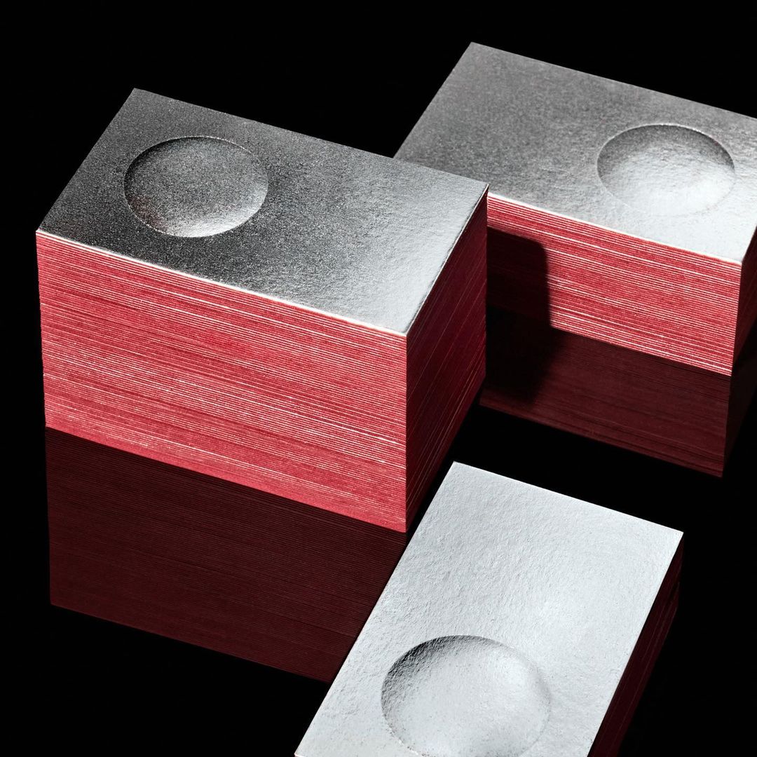 RealtPaperLtd's tweet image. Duplexed @colorplanpapers Scarlet 270gsm with a domed dimensional emboss and silver foil for Sushi Rooms business cards. Designed by Studio Bland and printed by @hungryworkshop. 

#Colorplan #ColorplanColours