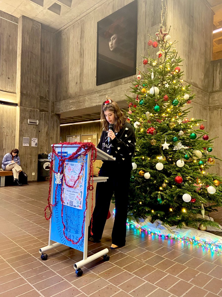 SarahAPZE's tweet photo. Scroogin’ it up at the ‘Eat, drink, read and be scary’ Read-A-Thon. I introduced the last of Scrooge’s spirits 🎅🏼🎄 thanks @AdeleGuyton for being one the organisers and for taking this pic 📷 Come listen to more scary tales @artskuleuven Erasmushuis today #achristmascarol https://t.co/VE7QPT0ZAP