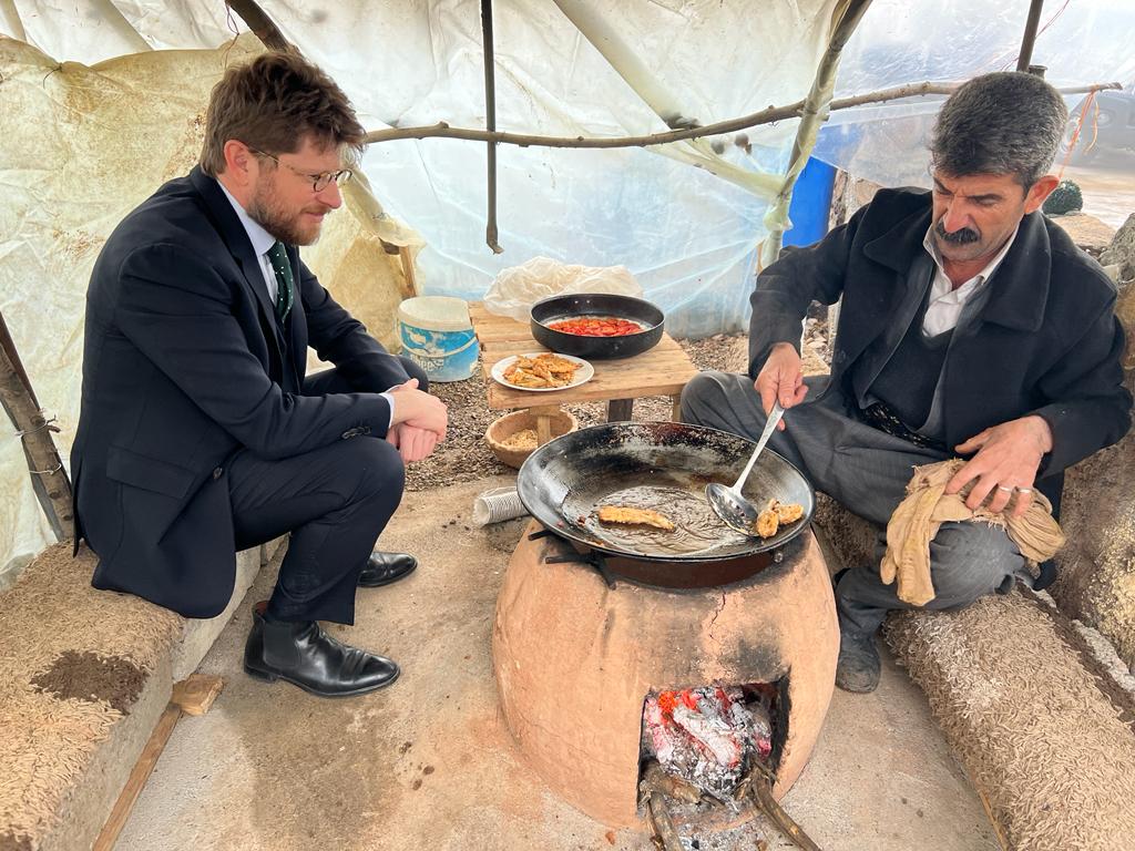 Petit-déjeuner aux champs dans la Plaine de Shahrazor sur l'exploitation de Kak Azad, "meilleur agriculteur du Kurdistan", avec qui nous avons discuté de ses projets d'échange de pratiques agricoles avec des exploitants français.