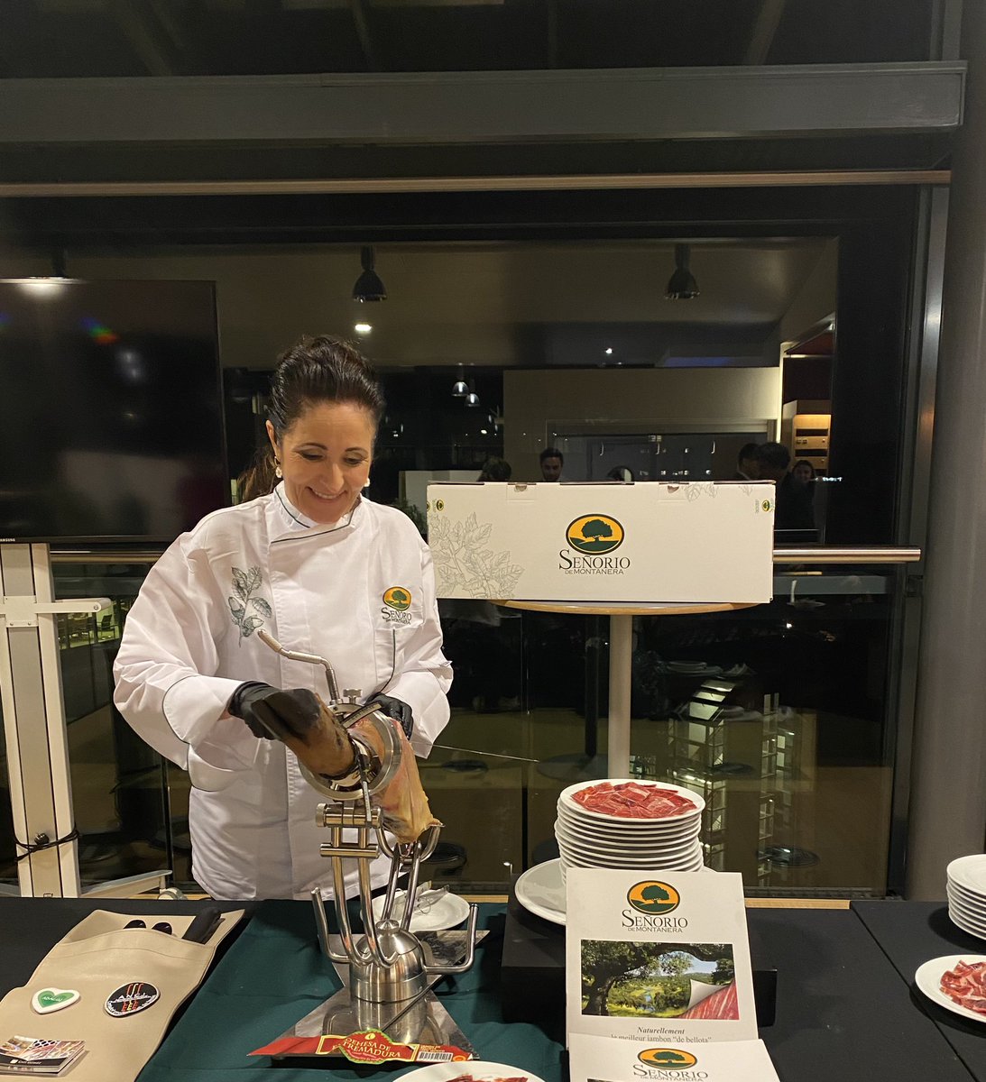 catigomez_nl's tweet photo. A pleasure working  as a #CortadoradeJamón &amp; #prescriptora for the great brand @SenoriodeMontan #SeñoriodeMontanera during The 8th #Epp #YoungFarmers 
on 7 December at @EuropeanParl @EU_EESC https://t.co/Z8Lgq9GyEK