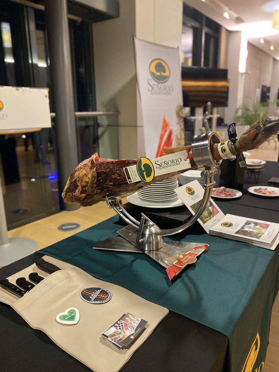 catigomez_nl's tweet photo. A pleasure working  as a #CortadoradeJamón &amp; #prescriptora for the great brand @SenoriodeMontan #SeñoriodeMontanera during The 8th #Epp #YoungFarmers 
on 7 December at @EuropeanParl @EU_EESC https://t.co/Z8Lgq9GyEK