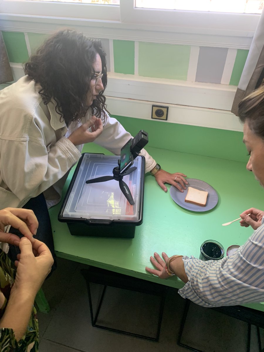 TGregorcik's tweet photo. Premier jour de formation stop Motion à l’école franco-sénégalaise de Fann au Sénégal. Ateliers papier découpé et en volume. @aefe_zao @gobelins_paris @AefeIen https://t.co/QNStzLkyn1