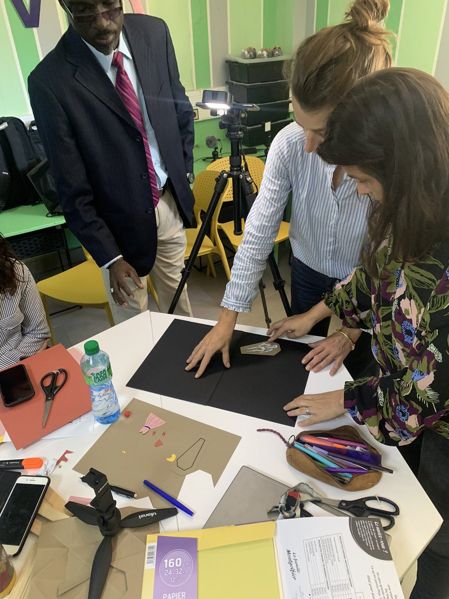 TGregorcik's tweet photo. Premier jour de formation stop Motion à l’école franco-sénégalaise de Fann au Sénégal. Ateliers papier découpé et en volume. @aefe_zao @gobelins_paris @AefeIen https://t.co/QNStzLkyn1