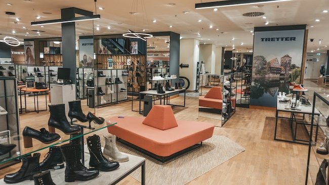 LocationInsider's tweet photo. Unsere News aus #Einzelhandel und #eCommerce heute u.a. mit: @rewe_group mit erstem vollautonomen Laden, #Globus kooperiert mit #Bringoo, #Tretter-Schuhe bei #Wöhrl in #Nürnberg, #Ceconomy blickt positiv ins neue Geschäftsjahr. https://t.co/etdO2GnEBJ https://t.co/S0bNEbZluE