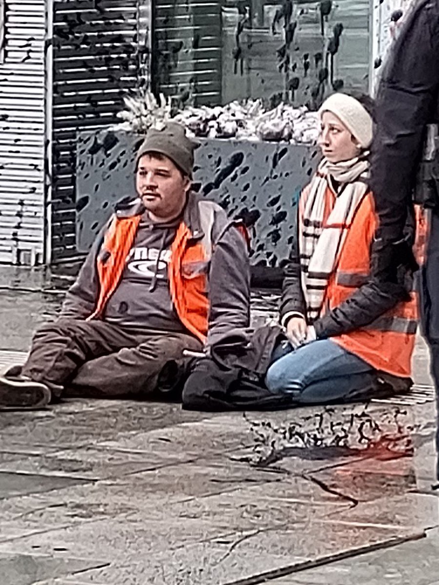 letztegenAT's tweet photo. 🧯 Wir sind der schrille, nervende Feueralarm 🧯

⁉️ Die Regierungen sind laut Verfassung verpflichtet, die fossile Zerstörung zu stoppen. Wann übernehmen sie endlich die Verantwortung?

🔥 Wir bleiben im zivilen Widerstand, bis endlich die nötigen Maßnahmen ergriffen werden. https://t.co/0l99blyx6V