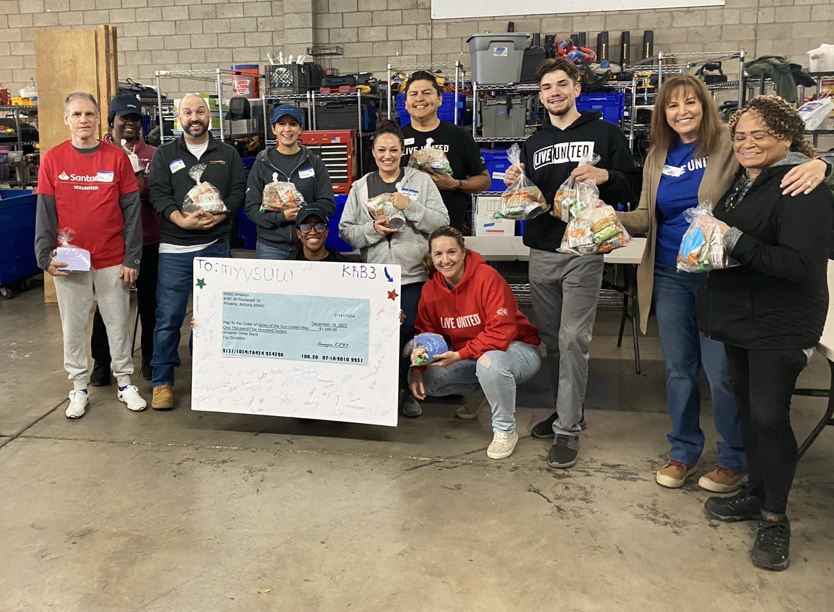 vickifiorelli's tweet photo. Thank You to the ๐ Phoenix @amazon team not only for the awesome donation to @myvsuw but for helping to build 1400 Pantry Packs for students in Maricopa county! You all are Mighty Change Makers! #MC2026 #liveunited #unitephx #ServiceBringsJoy https://t.co/VuHay6b0QA