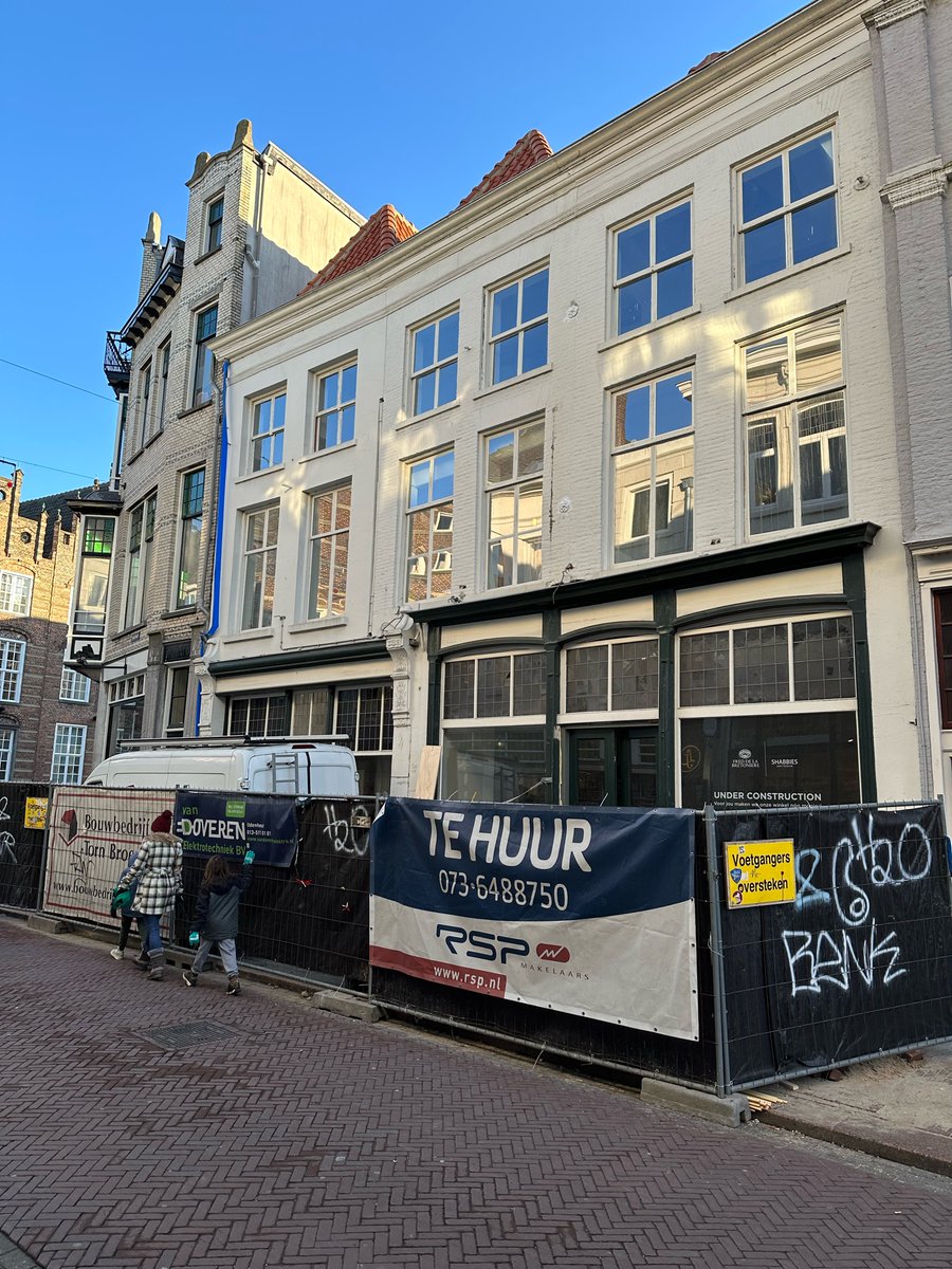 basverwijlen's tweet photo. @shertogenbosch Het gaat om de 2 a 3 panden naast de bagels &amp; beans in de Visstraat. Zie foto. https://t.co/HMWI2eoiql