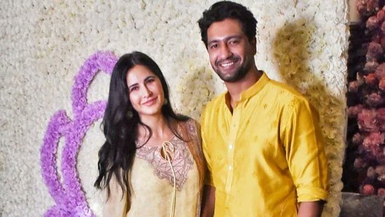 htcity's tweet photo. .@vickykaushal09 says wife Katrina Kaif 'Punjabi bol leti hai thodi thodi', shares secret to happy life
#VickyKaushal #KatrinaKaif #VickyKat #Bollywood #BollywoodNews https://t.co/WFlUZZ6jzg