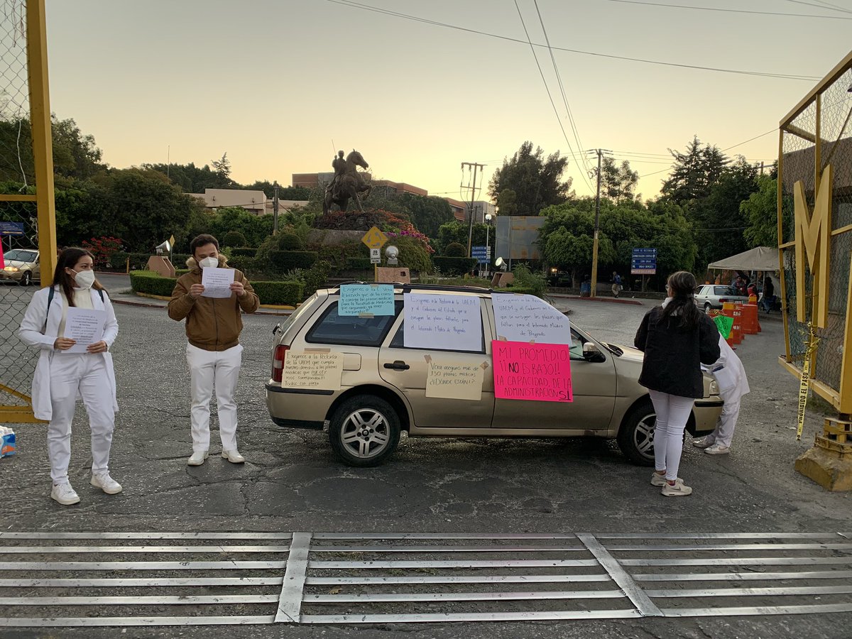 paoream's tweet photo. Estudiantes de la Facultad de Medicina de la UAEM toman las instalaciones del campus chamilpa, exigen las plazas de internado médico faltantes

#Ningunosinplaza #Todosconplaza #FacultadMedicinaUAEM

Nuestro promedio no es bajo, la capacidad de administración SÍ https://t.co/nal1Rs0F2z