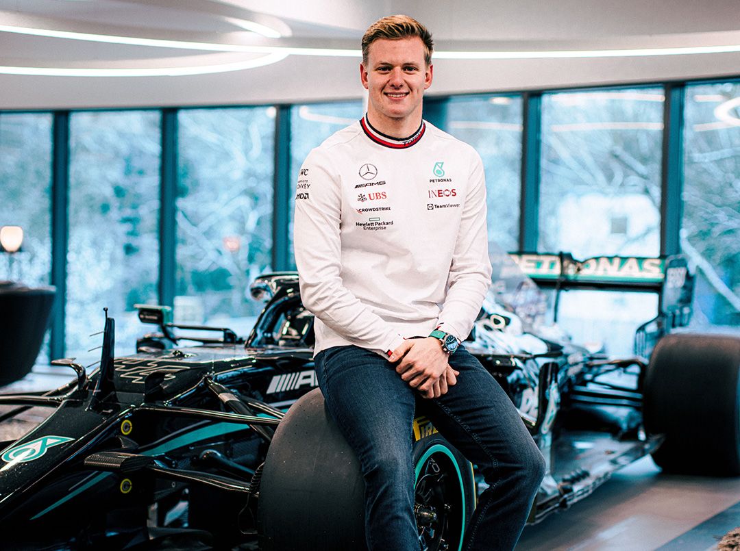 PitConfirm_'s tweet photo. 🚨 Mick Schumacher anunciado como 3º piloto da Mercedes.

O alemão também irá fazer teste de simulador para desenvolver o W14.

É o 2º Schumacher a pertencer à equipa de Brackley 

#f1 #fia #Mercedes #mickschumacher #F1naSportTV #f1naband https://t.co/evR8ou0yW0