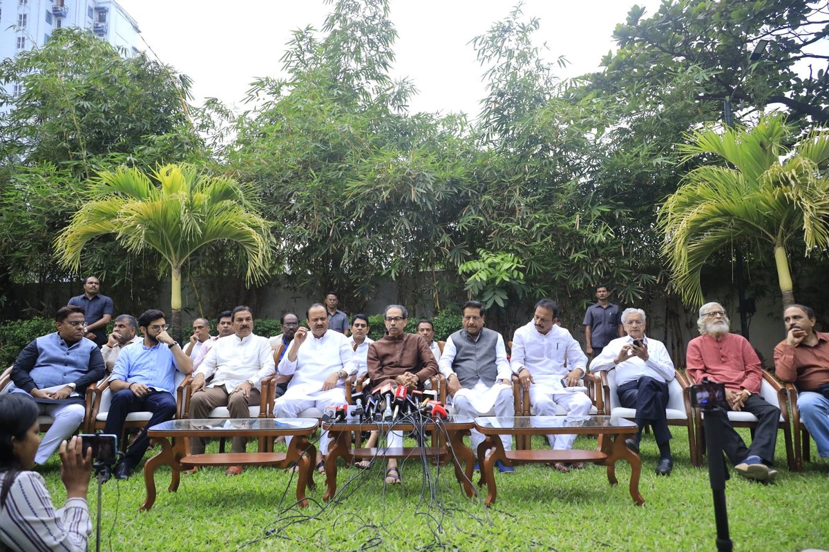 महाराष्ट्रद्रोह्यांविरोधात होणाऱ्या महामोर्च्याच्या नियोजन बैठकीस आज उपस्थित होतो. 
या मोर्च्यासाठी आम्ही तयार आहोत, महाराष्ट्रधर्म वाचविण्यासाठी तुम्हीही सज्ज व्हा!
शनिवार - १७ डिसेंबर ,वेळ - ९.३० वा,
स्थळ - रिचर्डसन अँड कृडास पासून