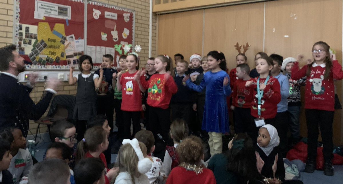 RiversideGovan's tweet photo. Frozen pipes at @govanlinthousep didn’t stop our performance this morning! Thanks to all of our amazing staff, janitor and kitchen included, for pulling it off at short notice!!! Well done everyone! ❄️👏💪👍🎄🎉❤️@MrsReillyPT @RiversideGovaHT https://t.co/aBBt8iMq9h