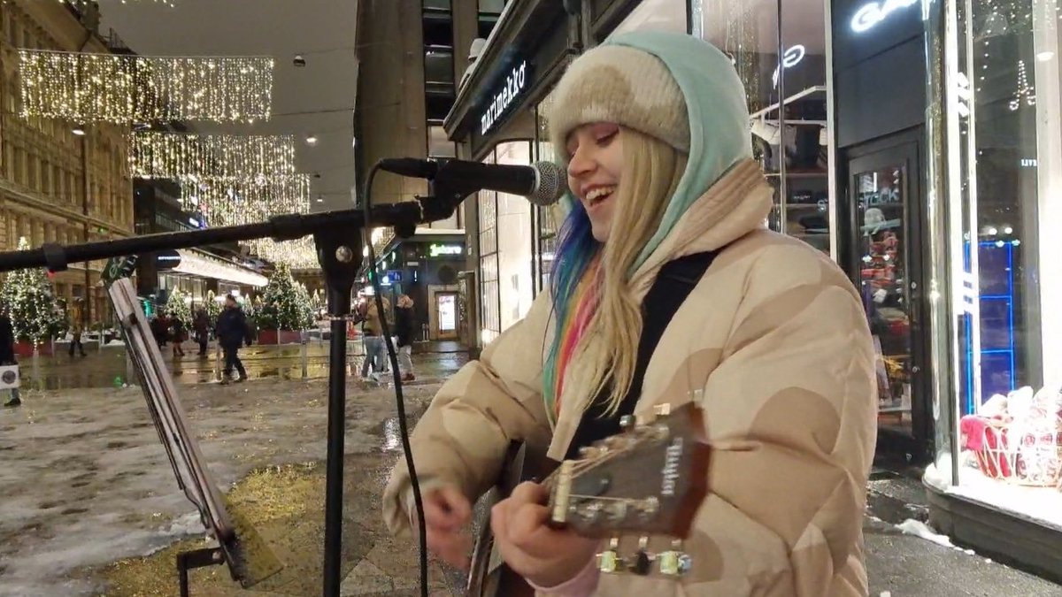 yesterday was my first time ever busking in the middle of snowy helsinki 😭 thank you all so much for sharing it with me on stream ✨