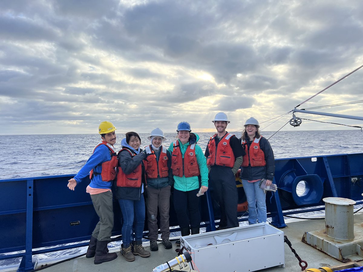 JessFitzsimmons's tweet photo. When the CTD gets an ouchie, everyone signs the cast! (Also, South Pacific seas are no joke!) @geotraces_gp17 #TeamworkMakesTheDreamWork #EveryoneIsOK https://t.co/R1uFD45zzn