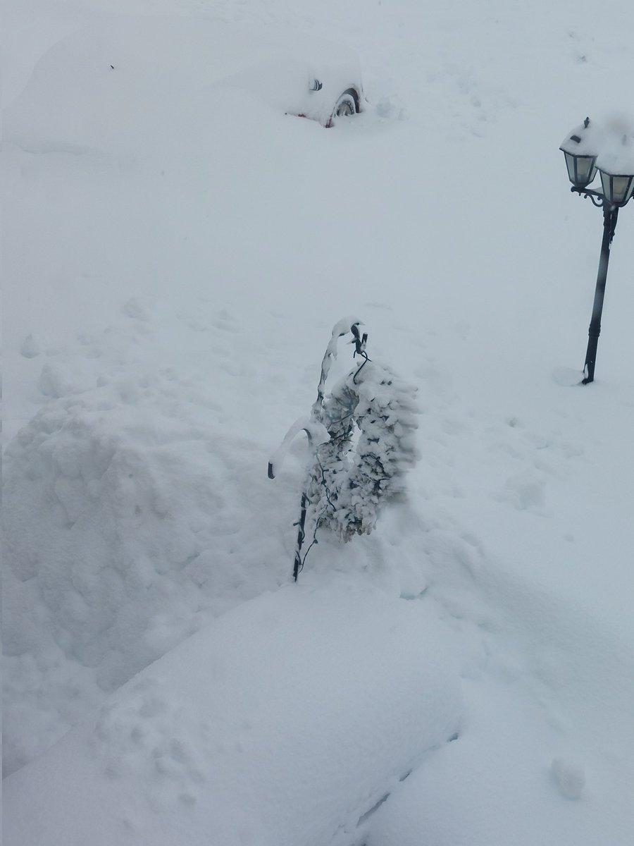 LuiggiDonayre's tweet photo. Day 2.. it's still good. Still more grading to be done, grades to submit, presentation to work on, conference submission to complete... gonna need 80 degree weather to melt all of this mess! Find waldo? https://t.co/7VcE69tGNz