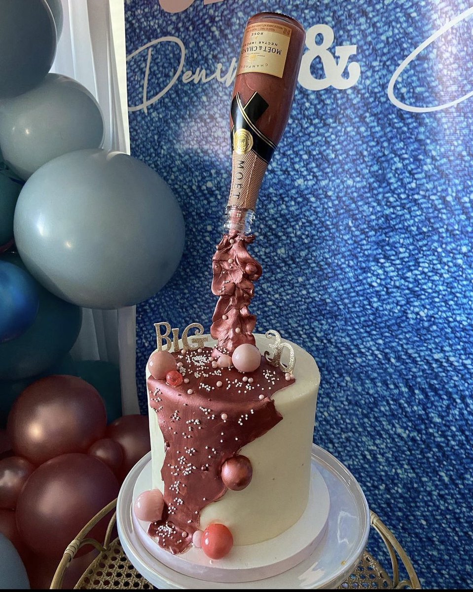 _KydSyd's tweet photo. I started Sydney’s Sweets 7 years ago today. Wowzers! Some of my faves over the years. @ sydneys_sweets on IG. 👩🏾‍🍳🧁🍪🥧 

LA, you need sweets? I’m your girl 🤗 https://t.co/VA45b9HebS