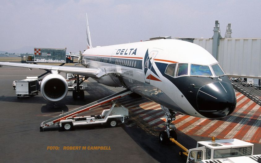 _Travelwithdan's tweet photo. This is just..gorgeous! My favourite @Delta livery on the amazing Boeing 757! Delivered in 1992, N674DL is still flying with Delta today currently at 34,000 en route to Atlanta as DL2445 #avgeek #delta #boeing #boeing757 #avgeekworld #Planespotting #aviationlovers #aviationdaily https://t.co/mG1977nuG1