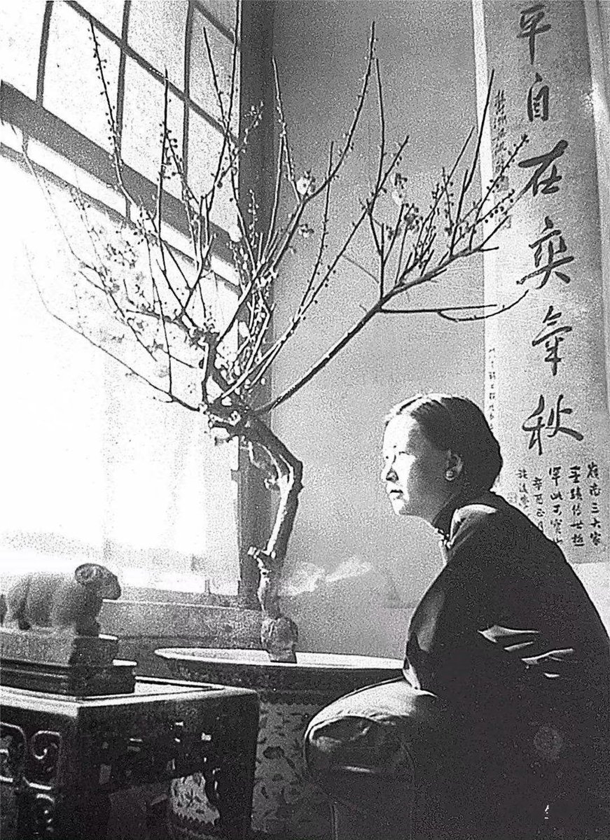 tongbingxue's tweet image. Lin Huiyin, the first female architect in modern China, 
in the “Wife's Living Room" , 
at the courtyard of No. 3 Beizongbu Hutong, Peking, 1930s.