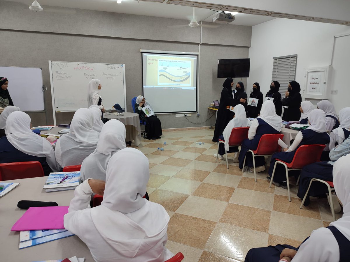 قدمت  طالبات الصف عاشر/ ثاني بإشراف الأستاذة منى العبرية مسرحية منهجية مشوقة باللغة الانجليزية
بعنوان Renewable Energy
حيث أبدعت الطالبات بالتقديم والأداء 
بحضور عدد من  المعلمات والإدارة المدرسية والمشرف الإداري وأ. فاطمة الشريقية.
#مدارسنا_مستقبل_واعد