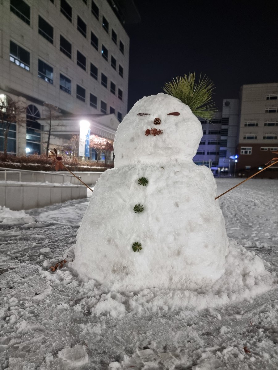 IamCalmy's tweet photo. Playing with snow โ๏ธ was amazing....
I'll... next time.
#snowfall #Snowman #Snowducks #Seoul #Nature #NaturePhotography #MobilePhotography https://t.co/amS408M9k0
