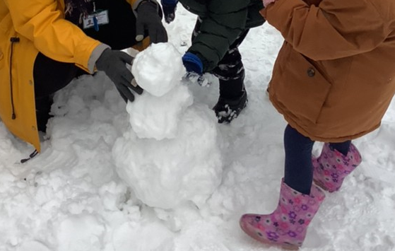 PemburyHouse's tweet photo. The O3s would like to wish you all a happy holiday!This week we have loved exploring the snow- changes in weather bring so many learning opportunities! We have been making marks, building snowmen, burying our hands & feet and talking about the seasons.#EYFS #STEM #NaturalThinkers https://t.co/6Z0AuHhLSr
